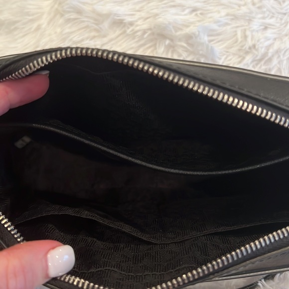 Super cute Michael Kors crossbody w/ matching wallet. wallet can be a wristlet - Picture 2 of 4